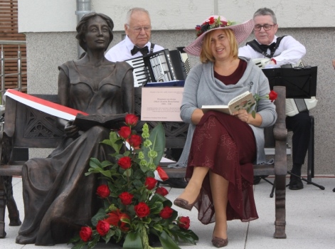 Izabela Dryjańska, organizatorka i koordynatorka Festiwalu Róż, czyta fragmenty napisanego w Rzędzinach bestsellera  Elizabeth von Arnim z 1898 roku „Elizabeth and Her German Garden”, który dzisiaj jest jedną z dwóch najczęściej wydawanych w świecie książek