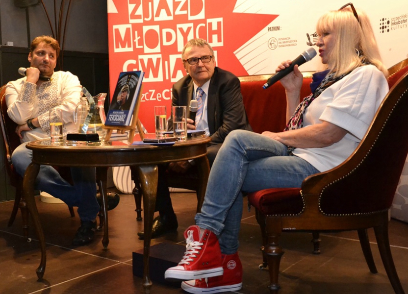 0d prawej: Maria Szbłowska przeprowadza wywiad z Krzysztofem Dzikowski oraz Rafałem Podrazą - foto Andrzej Wiśniewski