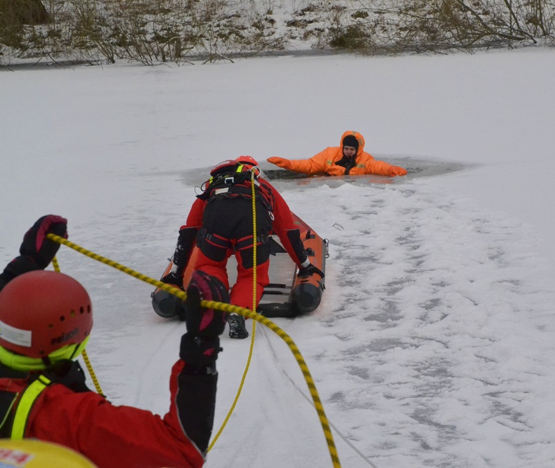akcja ratunkowa na lodzie wydobywanie tonącego za pomocą lin