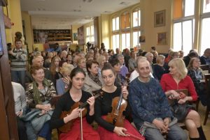 publiczność podczas benefisu w sali Zbigniewa Herberta (2)