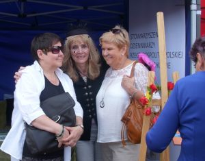od lewej: Elżbieta Bruska, Anna Kolmer, Janina Piotrowska na stoisku SDRP