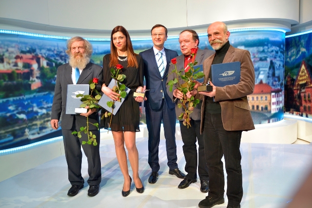 Laureaci XXIV Konkursu Dziennikarz Roku 2014, od lewej: Aleksander Doba, Anna Pawlak, Paweł Wiśniewski - prowadzący Galę, Bogdan Twardochleb, Marek Rudnicki