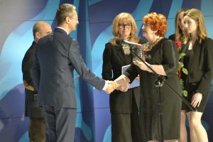 wręczenie Nagrody Dziennikarzy - Gabriela Doba przekazuje nagrodę Leszkowi Sagan