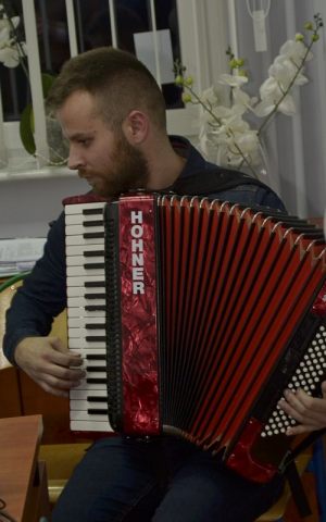 Paweł Lemiesiewicz, aranżer piosenek gra na akordeonie