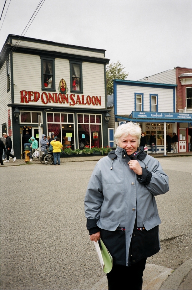 Lina przed burdelem Red Onion Saloon w Skaway