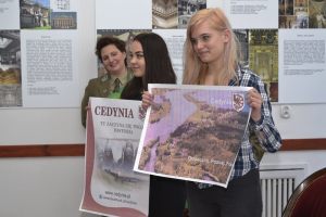 12. uczennice Technikum Zawodowego nr 4 w Szczecinie prezentują wykonane przez siebie plakaty reklamowe