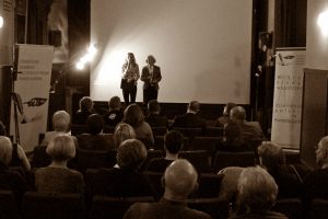 Anna Kolmer i Helena Kwiatkowska zapraszają zgromadzoną publiczność do obejrzenia filmu „Wielka Zielona Ściana - Afryka Afryce” zgromadzoną publiczność