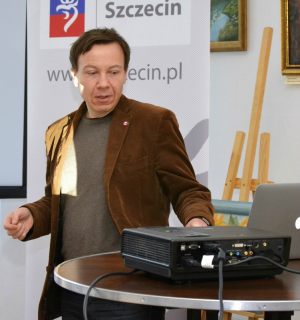 dr Krzysztof Flasiński podczas prelekcji
