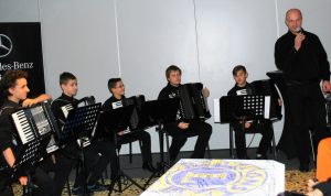 zespół akordeonistów z Państwowej Szkoły Muzycznej I stopnia w Szczecinie, którymi dowodził dyrygent Zbigniew Pudło swoim występem uświetnił charytatywną imprezę