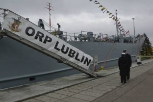 okręt ORP Lublin przy nabrzeżu