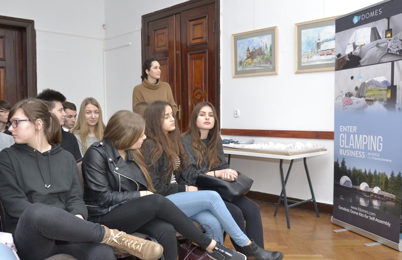 młodzież z zaciekawieniem słucha wykładu o namiotach sferycznych z Kołbaskowa
