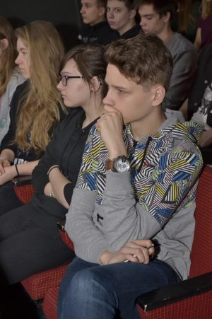 młodzież z zaciekawieniem słucha wykładu