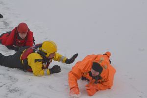 akcja ratunkowa - na lodzie ratownicy WOPR