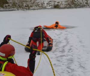 akcja ratunkowa na lodzie - wydobywanie tonącego za pomocą lin