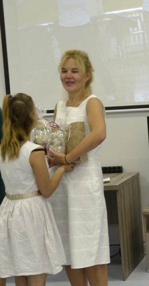 Organizator imprezy Zofia Sadłowska odbiera upominek od uczennicy ZSS nr 9