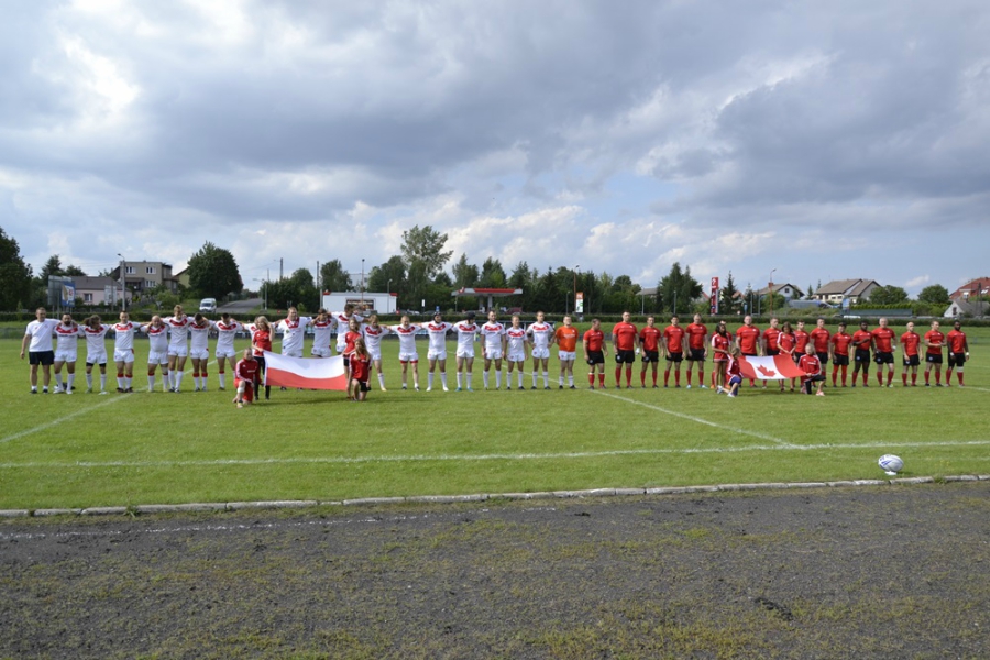 początek meczu - na murawie obie drużyny: po lewej Polacy, po prawej Kanadyjczycy