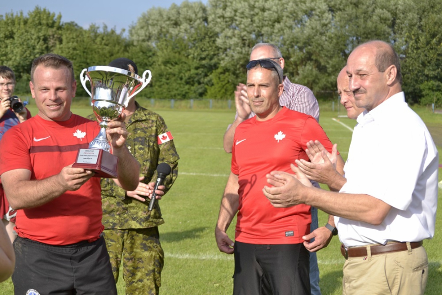 kapitan drużyny kanadyjskiej odbiera trofeum z rąk burmistrza Recza